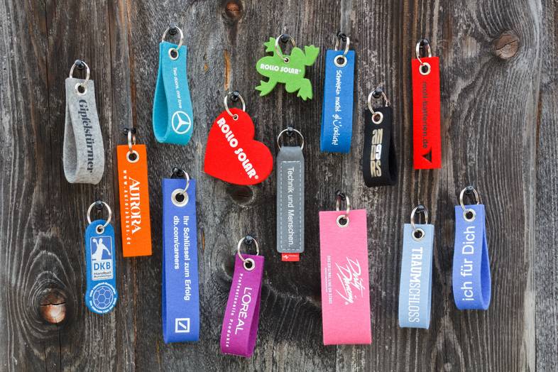 Werbe-Schlüsselanhänger in verschiedenen Farben und individuellen Logos