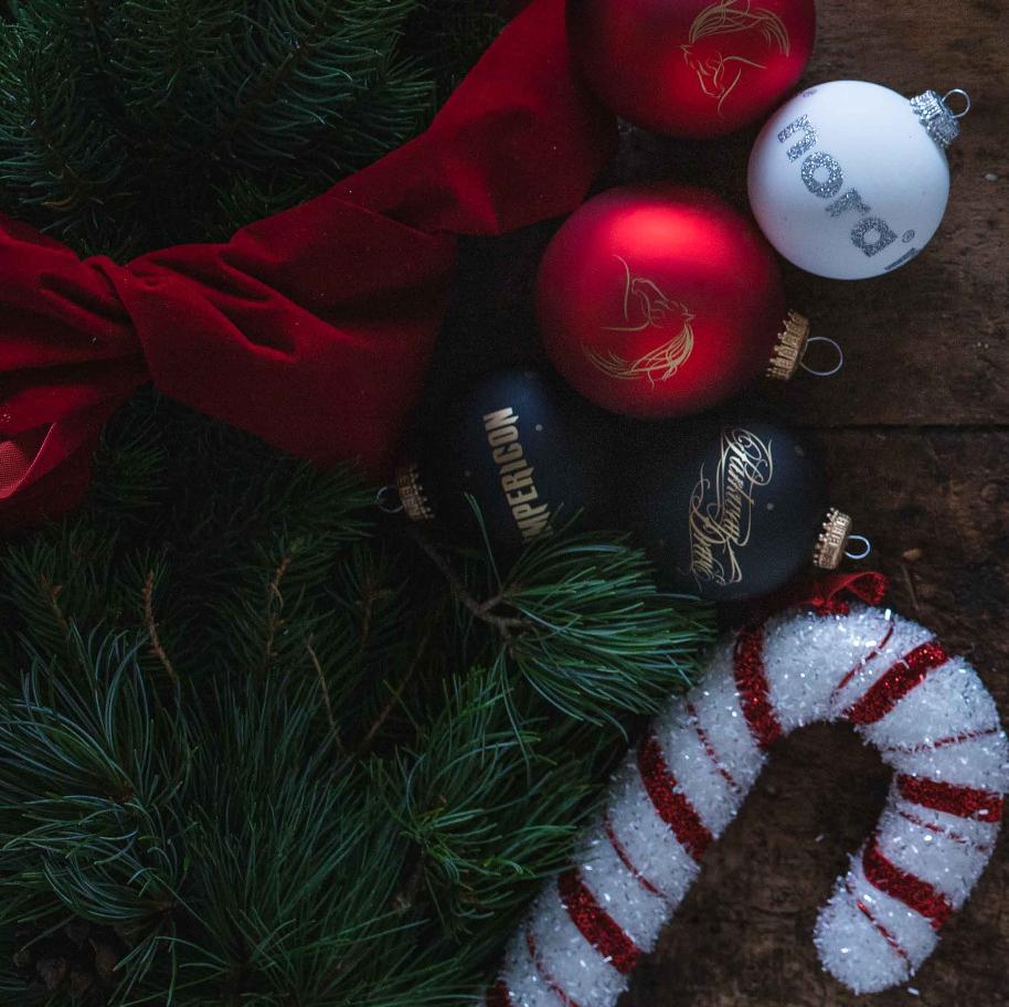 Individuell bedruckte Weihnachtskugeln mit Logo für den Christbaum in