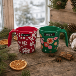 Weihnachtliche Glühwein Henkeltasse mit Logo als Werbeartikel in grün und rot mit Lerche Logo, made in germany