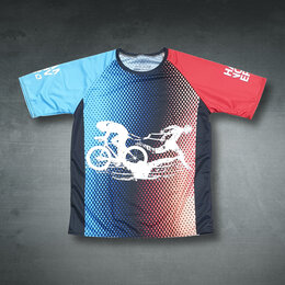 Kurzärmliges Funktionslaufshirt mit mehrfarbigem Alloverdruck und Rundhalsausschnitt auf neutralem Hintergrund