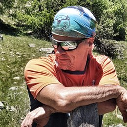 Original Marken Buff® Multifunktionstuch mit Wuiderer Logo und Bergmotiv vollflächig bedruckt als Kopfbedeckung im Outdoor-Einsatz