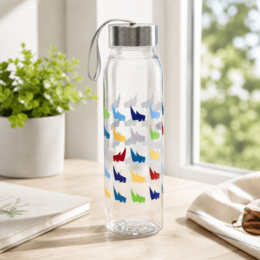 Transparente Werbe-Trinkflasche mit Edelstahlverschluss, Trageschlaufe und buntem Logodruck am Fenster.