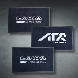 Fußmatte als Werbemittel mit weißem Logodruck „LOWA“ in den Varianten Task Force, Professional und ATR.